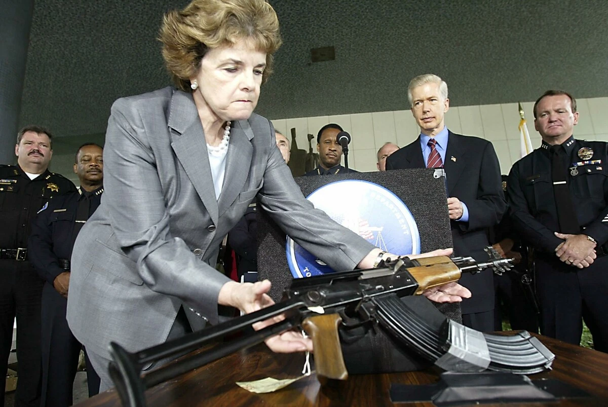 La sénatrice américaine Dianne Feinstein, démocrate de Californie, tient un AK-47 lors d'une conférence de presse au siège de la police de Los Angeles, le 21 août 2003, lors d'une conférence de presse exhortant le Congrès américain à étendre l'interdiction des armes d'assaut. (Photo Hector Mata AFP)