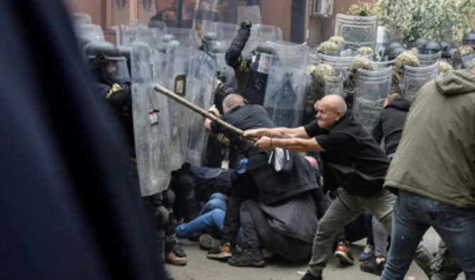 Violences au Kosovo: un responsable politique serbe local affirme avoir organisé le commando