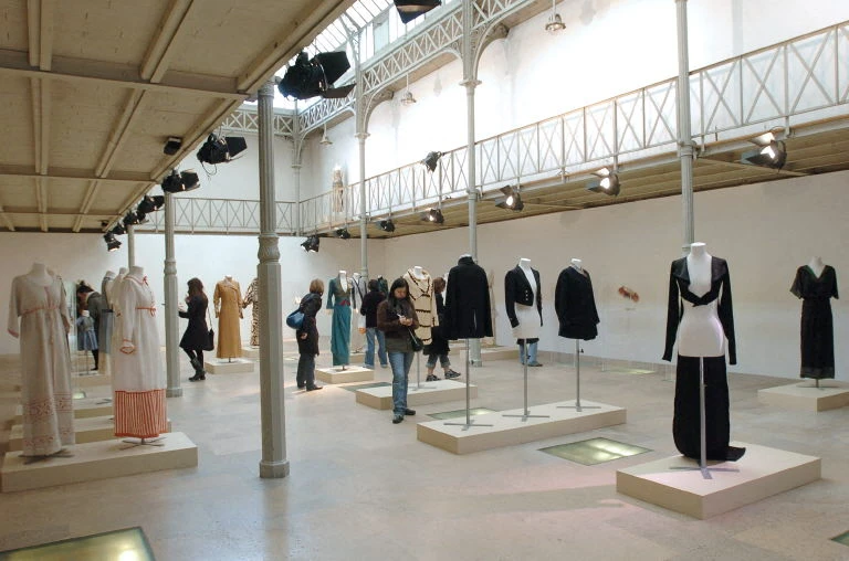 Vue partielle, prise le 21 avril 2005 dans la maison de couture d'Azzedine Alaïa à Paris, de l'exposition rassemblant une sélection de pièces de l'"Univers de Denise et Paul Poiret 1905-1928", à laa veille d’une vente à Drouto. (Photo Jean Ayissi AFP)