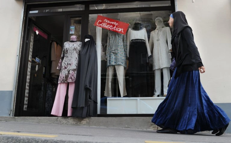 Un voile de protection et de rébellion