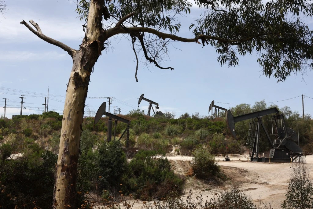 Des pompes à pétrole en action le 31 juillet 2023 à Los Angeles, en Californie. (Mario Tama Getty Images AFP)