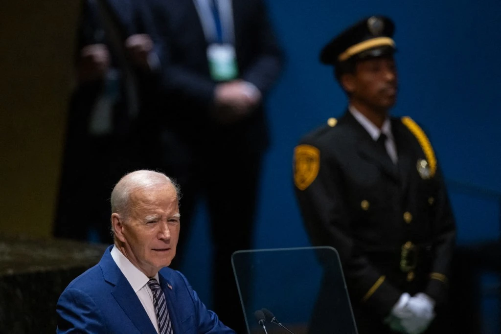 Biden défend sa décision de se représenter face aux critiques sur son âge