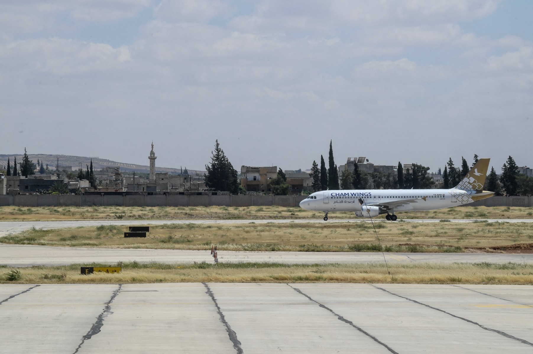 «Vers 05H25 (02H25 GMT), l'ennemi israélien a mené une attaque aérienne visant les aéroports internationaux de Damas et d'Alep » selon une source militaire