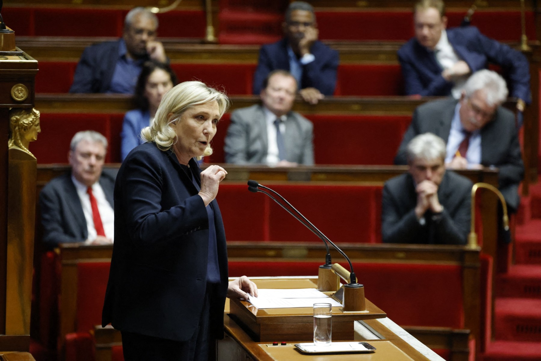 Le Pen appelle les oppositions à bloquer le prélèvement sur les réserves de l'Agirc-Arrco
