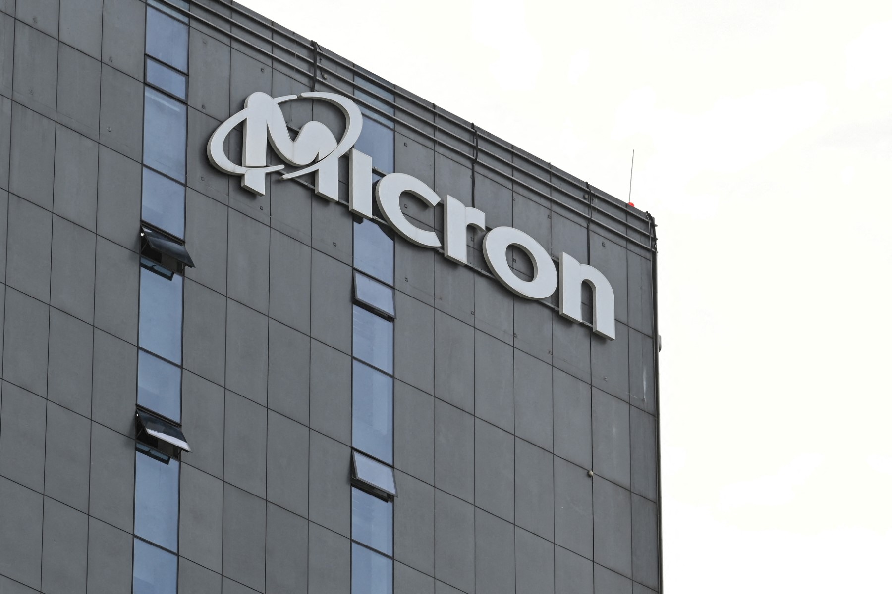 Semi-conducteurs: le Japon confirme 1,2 md EUR de subventions pour l'américain Micron