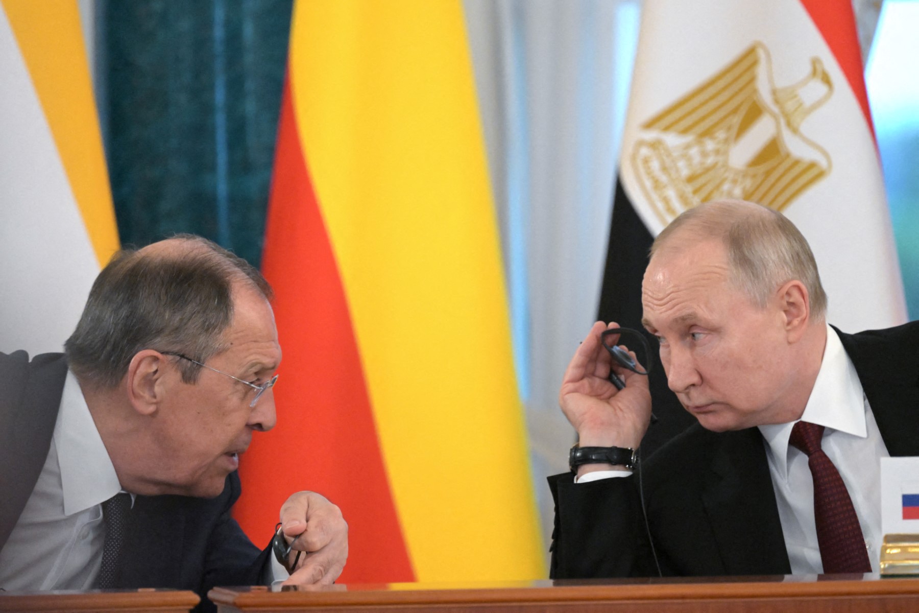 Cette photo prise par RIA Novosti le 17 juin 2023 montre le ministre russe des Affaires étrangères Sergei Lavrov (à gauche) s'adressant au président russe Vladimir Poutine lors d'une réunion avec une délégation de dirigeants africains au palais Constantin (Konstantinovsky) à Strelna, à l'extérieur de Saint-Pétersbourg. (Photo Evgeny Biatov / RIA NOVOSTI / AFP)