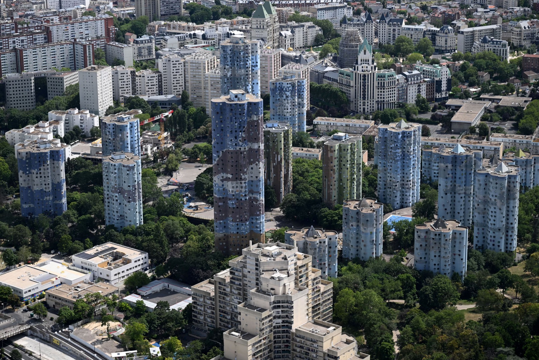 Cette photographie aérienne prise le 11 juillet 2023 à bord d'un hélicoptère de l'armée française montre une vue des Tours Aillaud, alias les Tours Nuages dans le quartier de la Cité Pablo Picasso à Nanterre, à l'ouest de Paris. (Photo Emmanuel Dunand AFP)