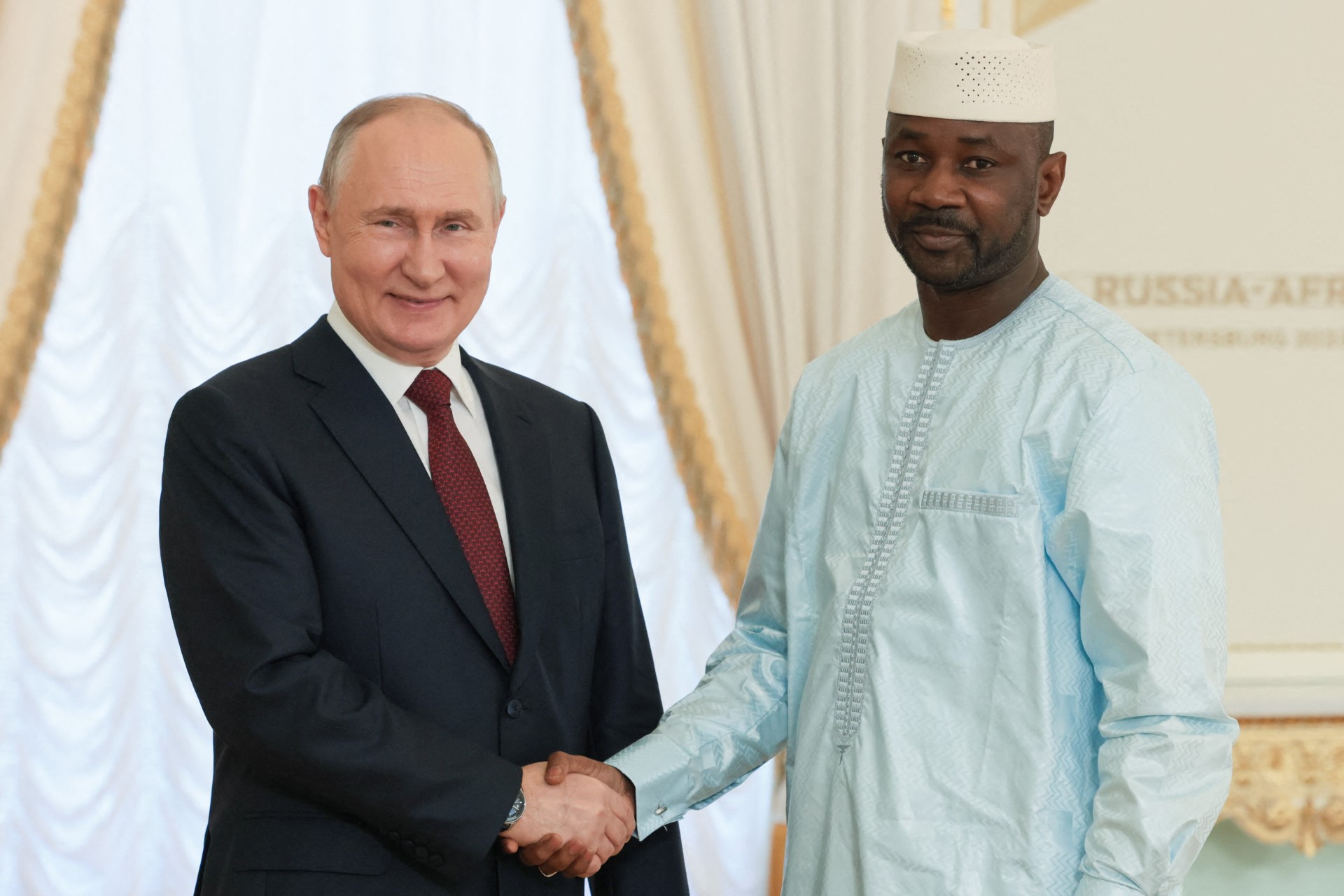 Poutine et le chef de la junte malienne veulent coopérer davantage sur la sécurité, selon le Kremlin