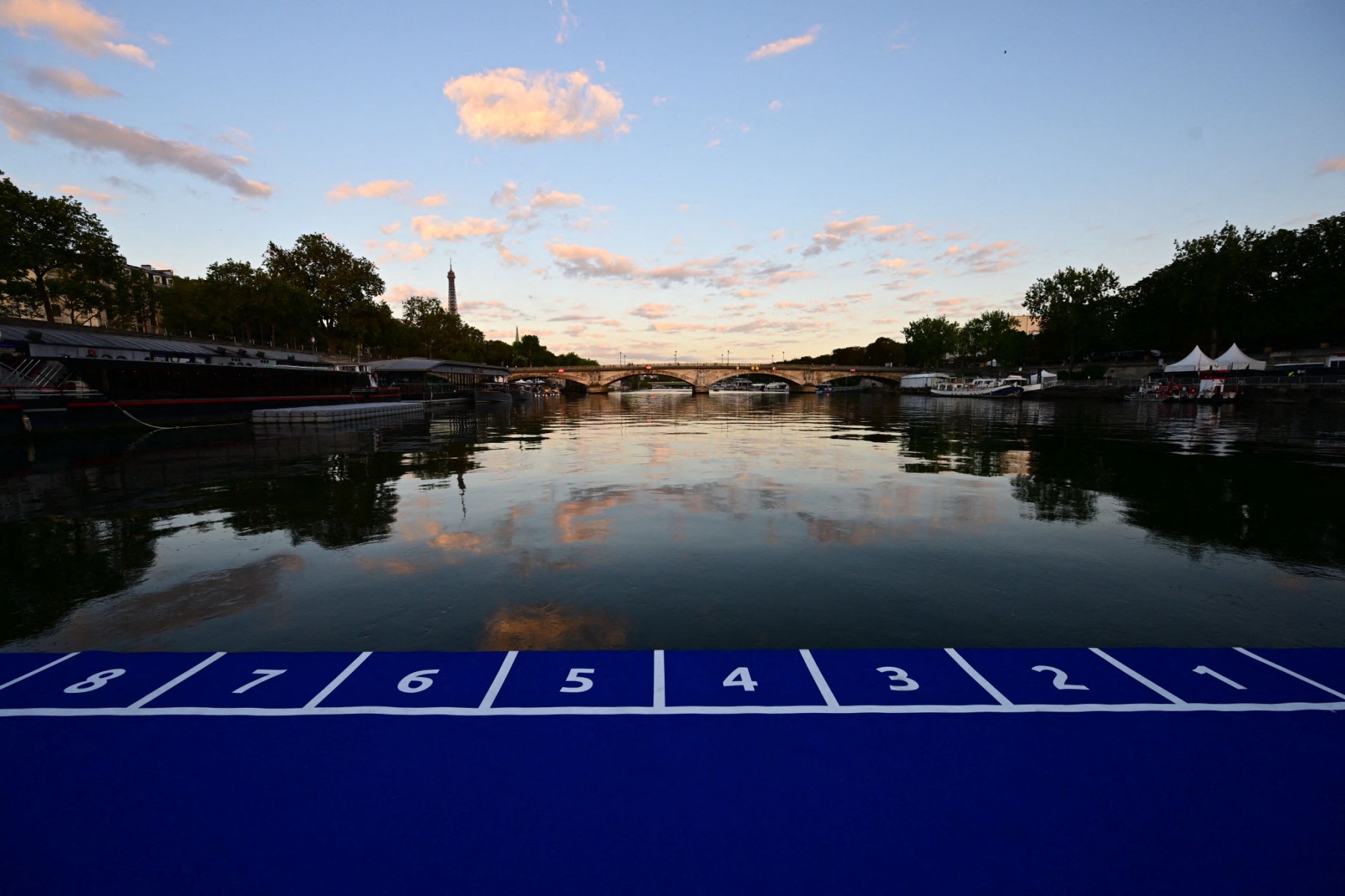 Fermeture du bras de la Seine qui traverse le village olympique pendant les JO