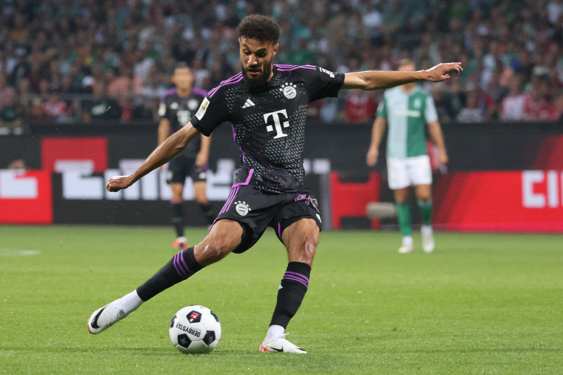 Le défenseur marocain du Bayern Munich #40 Noussair Mazraoui tire le ballon lors du match de football de première division allemande Bundesliga entre le Werder Brême et le FC Bayern Munich à Brême, dans le nord de l'Allemagne, le 18 août 2023. (Photo Focke Strangmann AFP)