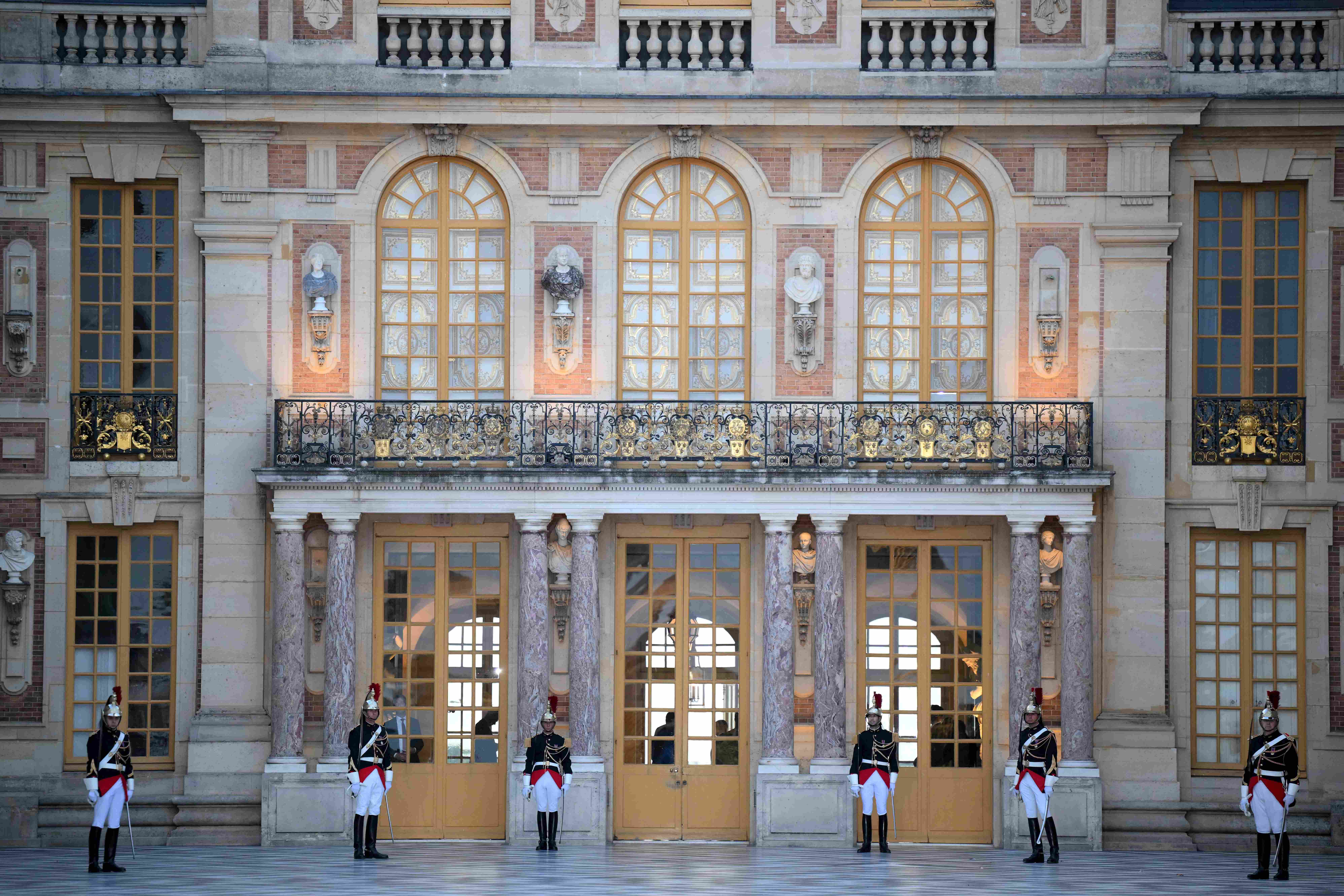 Craintes d'attentat en France: le Louvre et Versailles évacués après des alertes