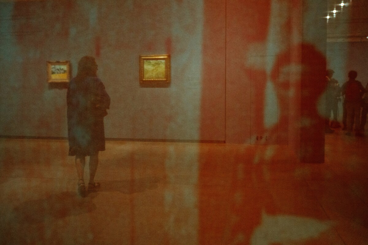 Des visiteurs regardent des peintures lors de l'avant-première de l'exposition "Van Gogh à Auvers-sur-Oise, derniers mois" au musée d'Orsay à Paris, le 29 septembre 2023. (Photo Dimitar Dilkoff AFP)