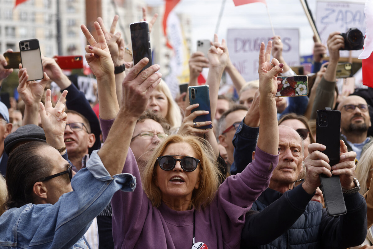 Environ un million de personnes manifestent à Varsovie contre le gouvernement