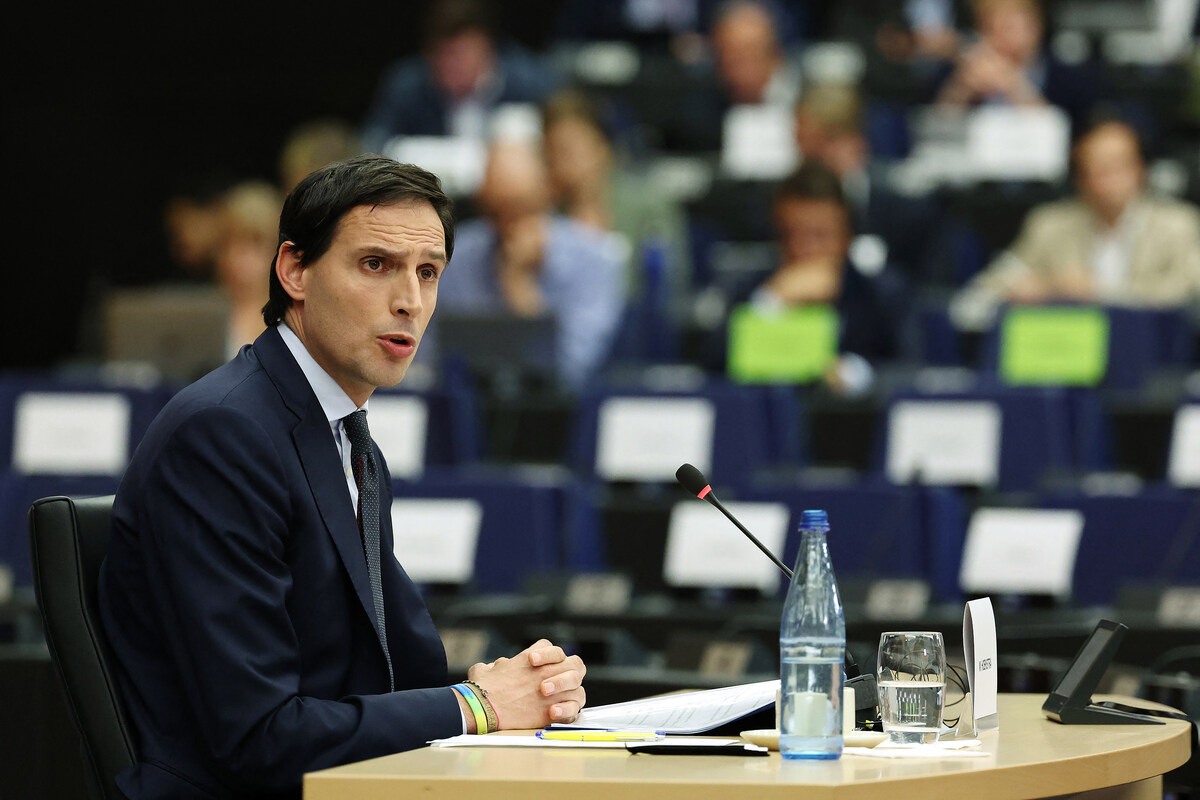 Le Néerlandais Hoekstra, désigné «M. Climat» de l'UE, tente de convaincre les eurodéputés