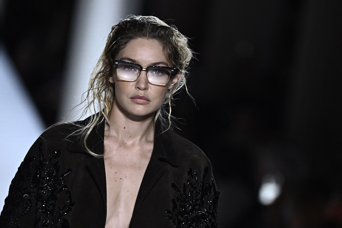 Le mannequin américain Gigi Hadid marche sur le podium avec des mannequins pour présenter des créations de Miu Miu lors de la Fashion Week Womenswear Spring/Summer 2024 à Paris, le 3 octobre 2023. (Photo par Julien De Rosa / AFP)