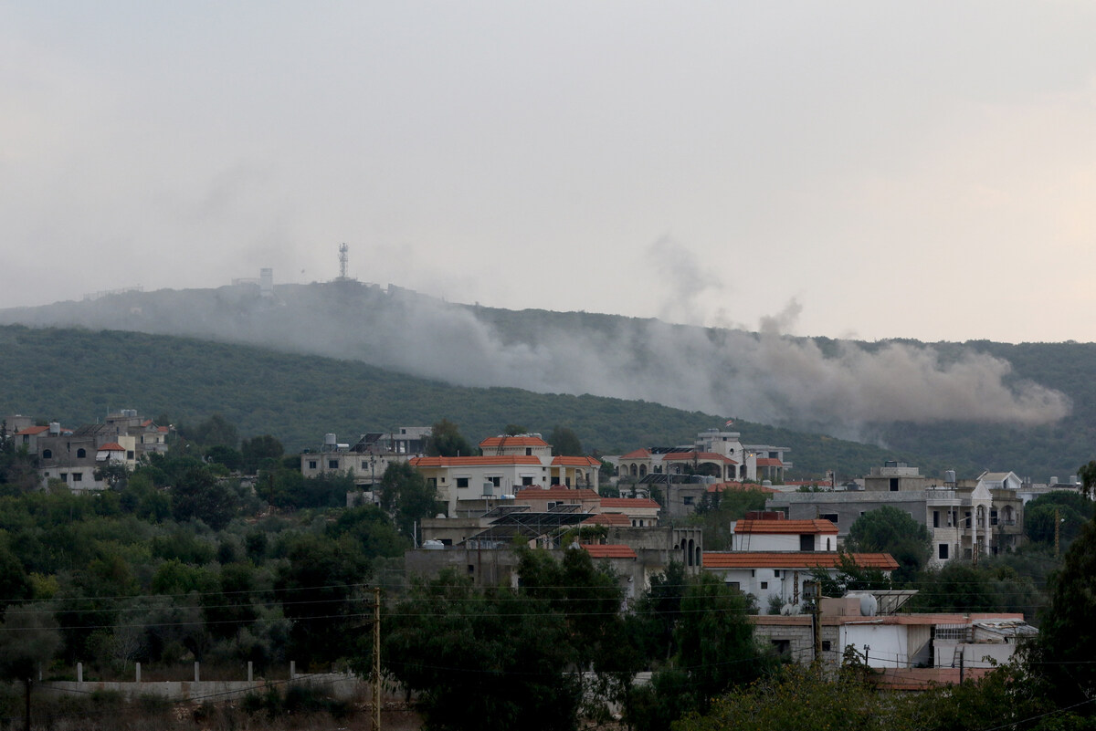 Des volutes de fumée se dégagent après un bombardement d'artillerie israélien à la périphérie du village frontalier d'Aita al-Shaab, au sud du Liban, depuis une position militaire israélienne surplombant la zone (en arrière-plan), le 9 octobre 2023. (Photo de Mahmoud Zayyat AFP)