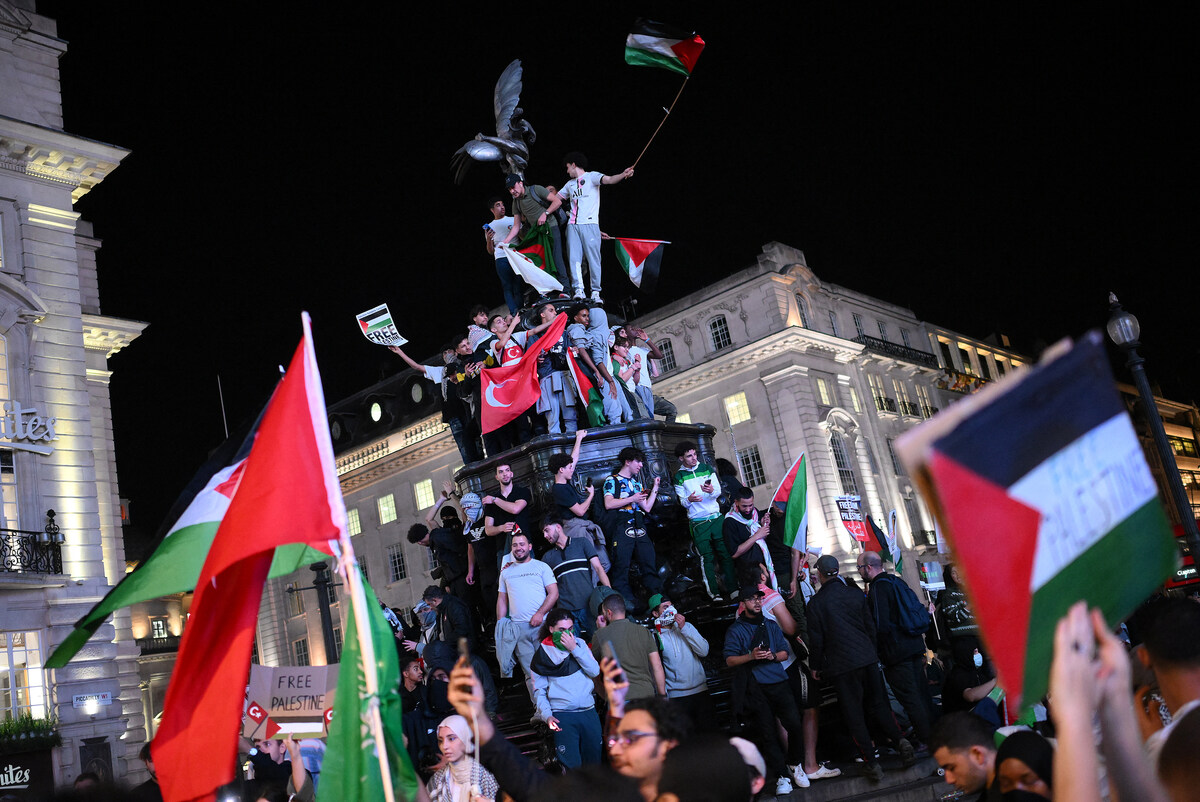 Des partisans de la Palestine brandissent des drapeaux et des pancartes lors d'une manifestation à Piccadilly Circus, à Londres, le 9 octobre 2023. (Photo Daniel Leal AFP)