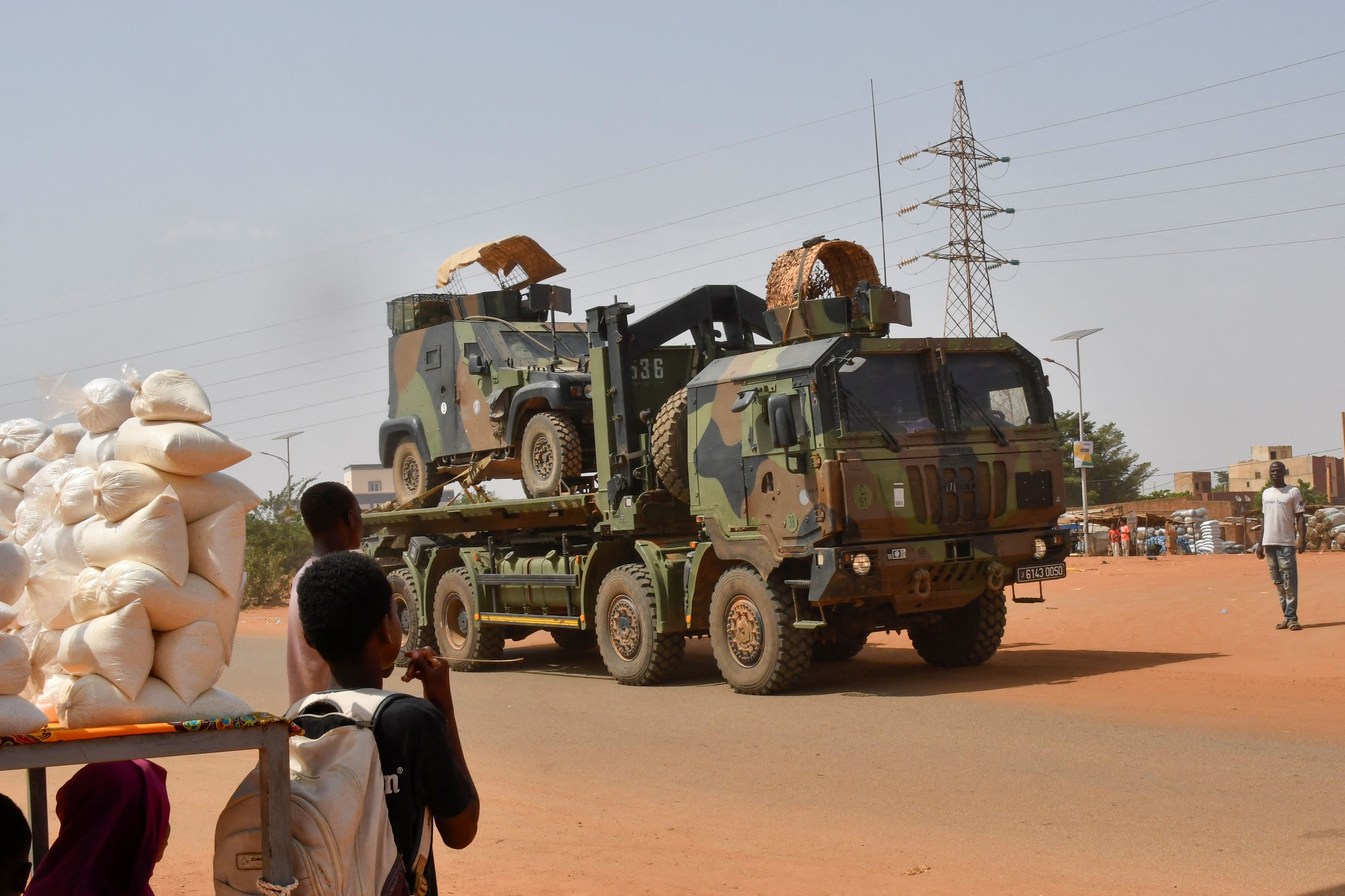 Niger: Départ des premiers militaires français vers le Tchad, les Etats-Unis coupent leur aide