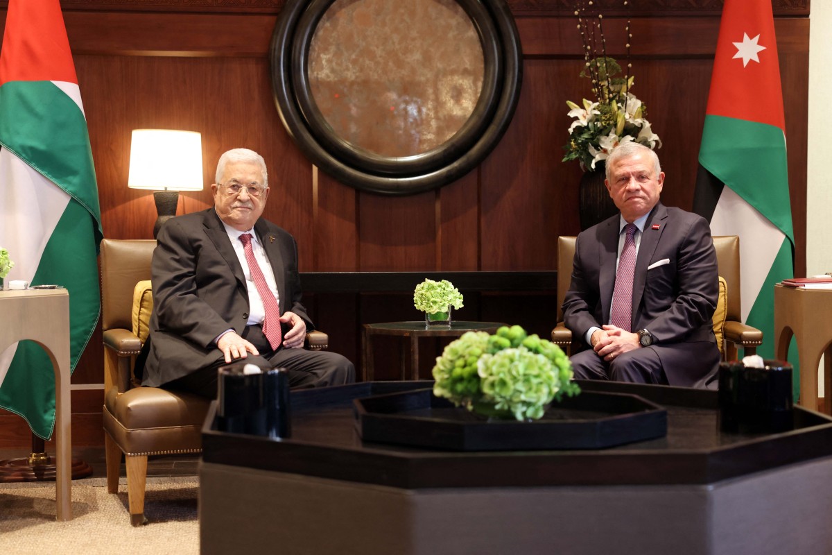 Cette photo fournie par le bureau de presse de l'Autorité palestinienne (PPO) montre le roi Abdallah II de Jordanie (à droite) rencontrant le président palestinien Mahmoud Abbas à Amman le 12 octobre 2023. (Photo Thaer Ghanaim PPO AFP)