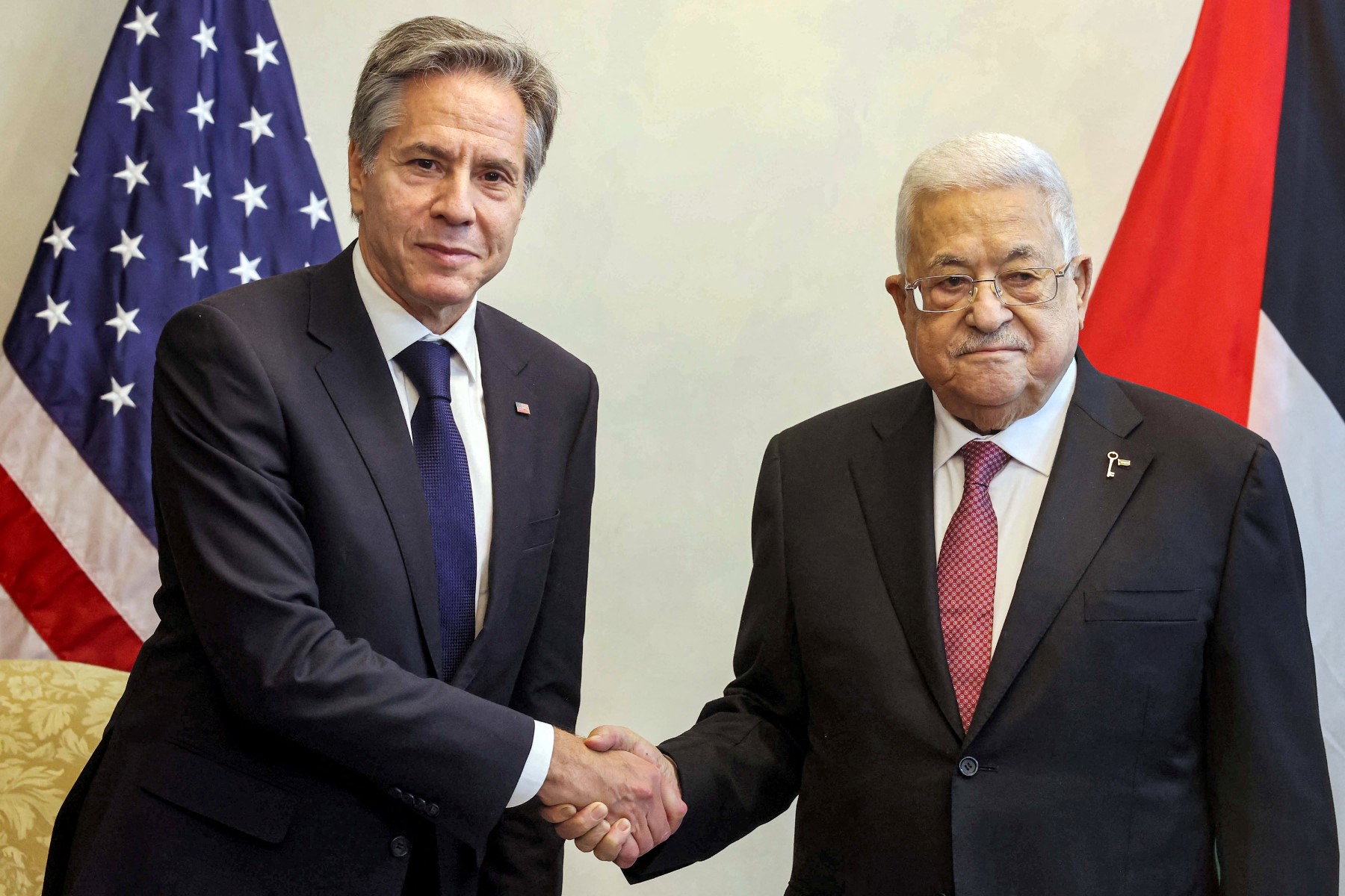Sur cette photo fournie par le bureau de presse de l'Autorité palestinienne (PPO), le secrétaire d'État américain Antony Blinken (à gauche) serre la main du président palestinien Mahmoud Abbas lors de leur rencontre à Amman, capitale de la Jordanie, le 13 octobre 2023. (Photo Thaer Ghanaim PPO AFP)
