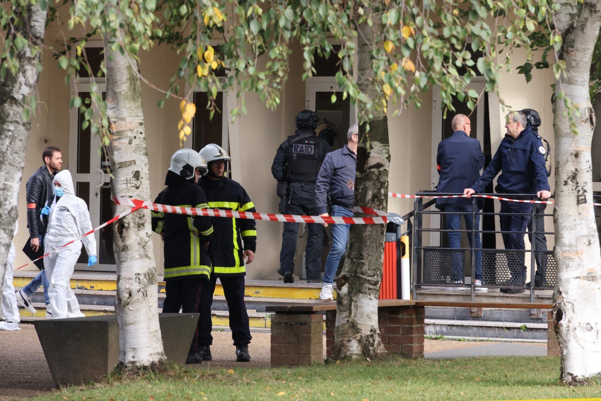 Des policiers français de l'unité tactique RAID et des sauveteurs se tiennent devant le lycée Gambetta à Arras, dans le nord-est de la France, le 13 octobre 2023, après qu'un enseignant a été tué et deux autres personnes gravement blessées lors d'une attaque au couteau, ont déclaré la police et les autorités régionales. (Photo par Denis Charlet AFP)