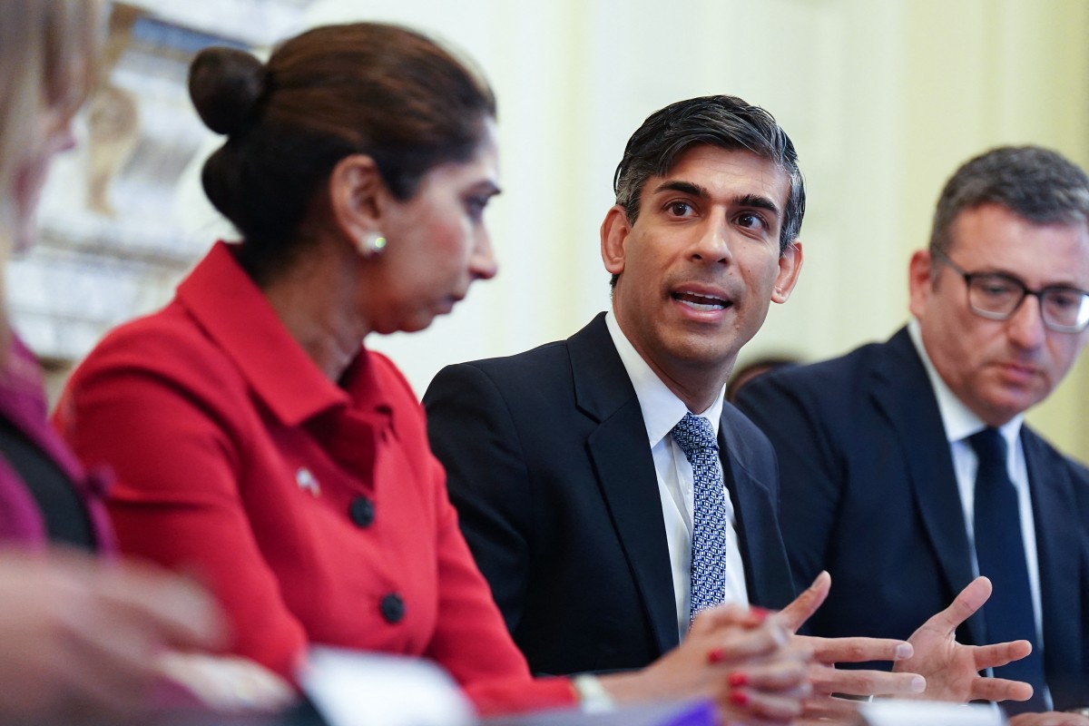 Le Premier ministre britannique Rishi Sunak (au centre) et la ministre britannique de l'Intérieur Suella Braverman participent à une table ronde sur le maintien de l'ordre au 10 Downing Street, dans le centre de Londres, le 12 octobre 2023. (Photo par James Manning, Pool AFP)