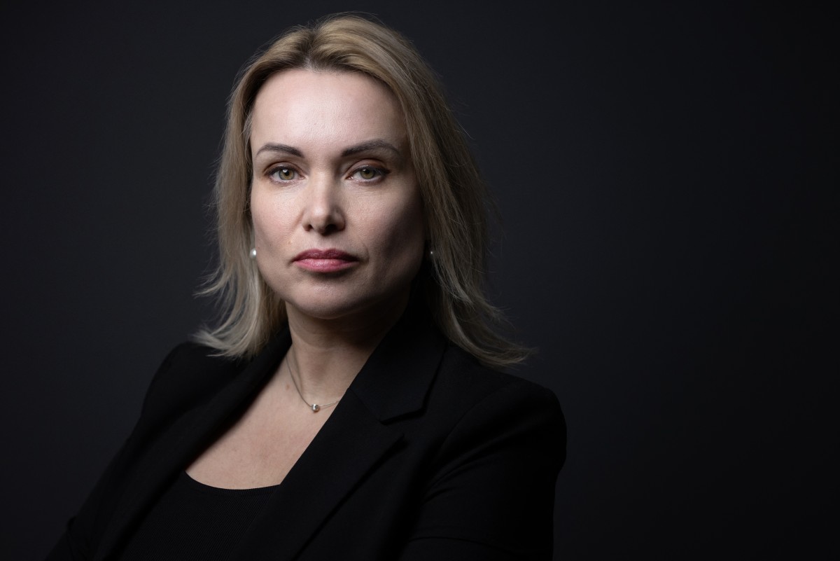 La journaliste russe Marina Ovsyannikova, qui a protesté contre l'invasion de l'Ukraine en direct à la télévision, pose avant une conférence de presse à l'ONG "Reporters sans frontières" (RSF) à Paris, le 10 février 2023. (Photo Joel Saget AFP)
