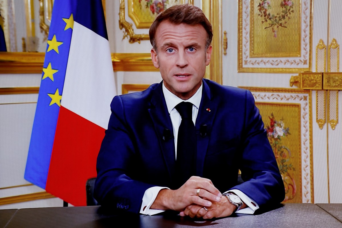 Une photographie d'un écran de télévision montre le président français Emmanuel Macron lors d'une allocution télévisée à la nation sur le sujet du conflit entre Israël et le groupe militant palestinien Hamas, faite depuis le palais de l'Élysée, à Paris, le 12 octobre 2023. (Photo Ludovic Marin AFP)