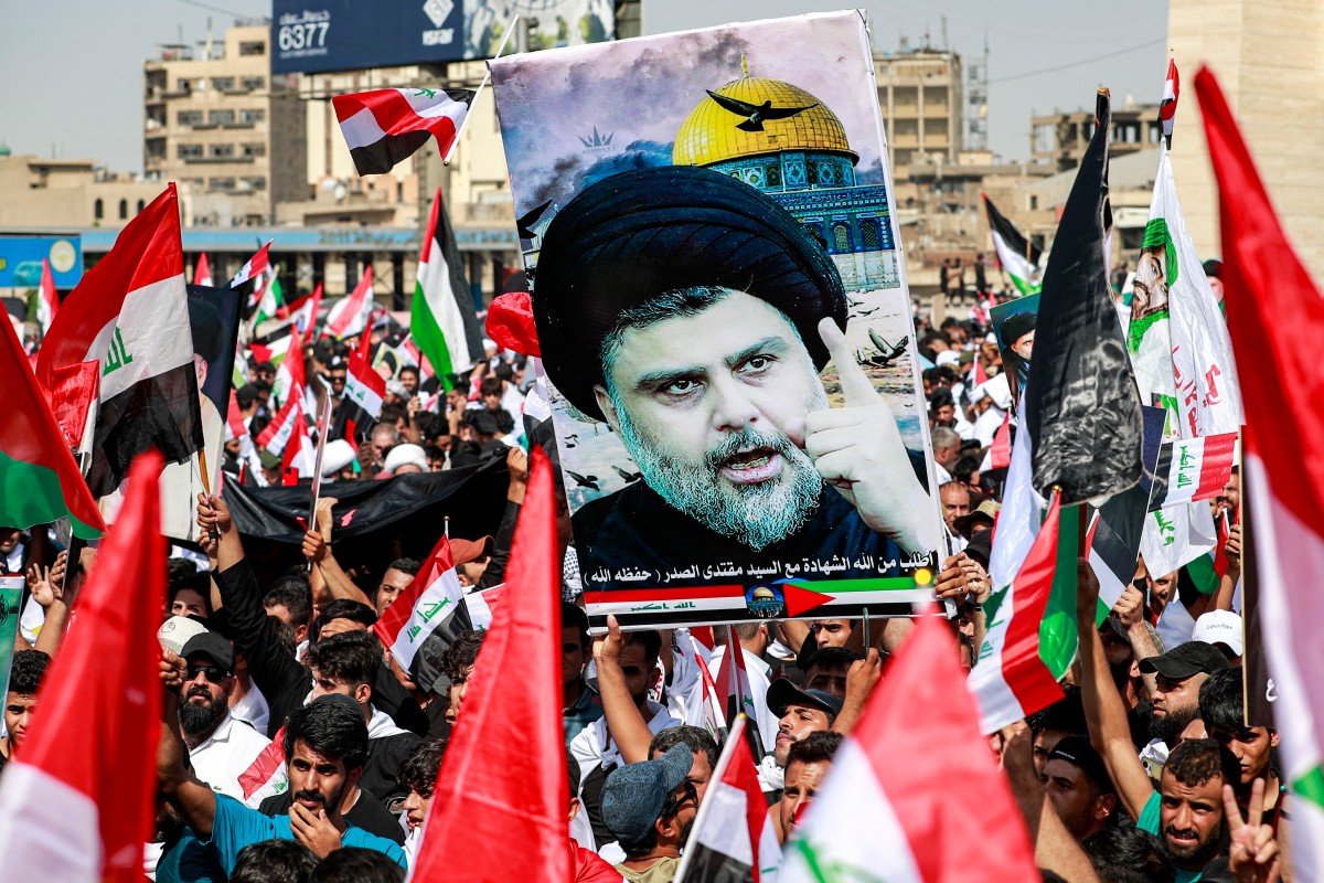 Des partisans du religieux chiite irakien Moqtada al-Sadr se rassemblent sur la place Tahrir de Bagdad lors d'une manifestation anti-israélienne, le 13 octobre 2023, dans le cadre des combats entre Israël et le groupe islamiste palestinien Hamas. (Photo Ahmad Al-Rubaye AFP)