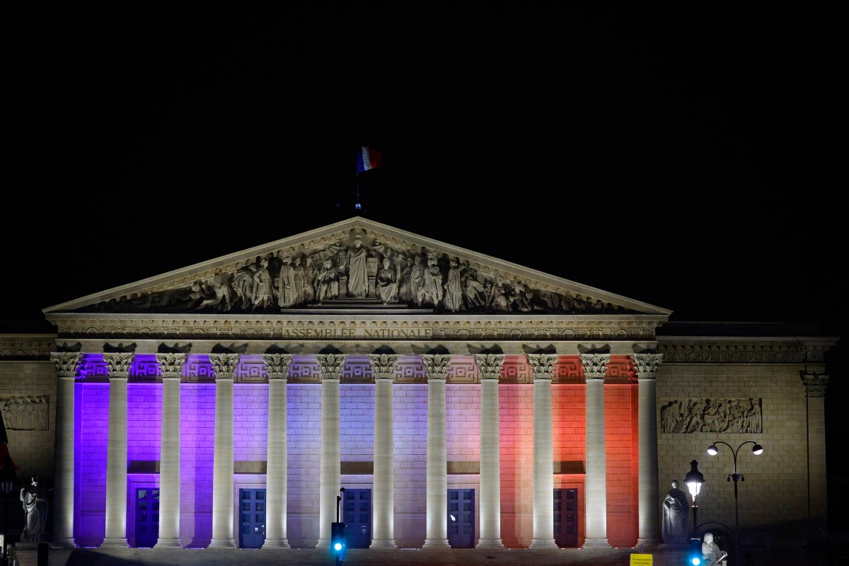 Arras: Une minute de silence en hommage à l'enseignant tué