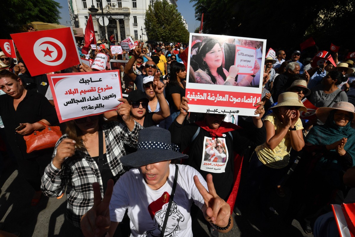 Tunisie: des milliers de partisans de l'opposante emprisonnée Abir Moussi dans la rue