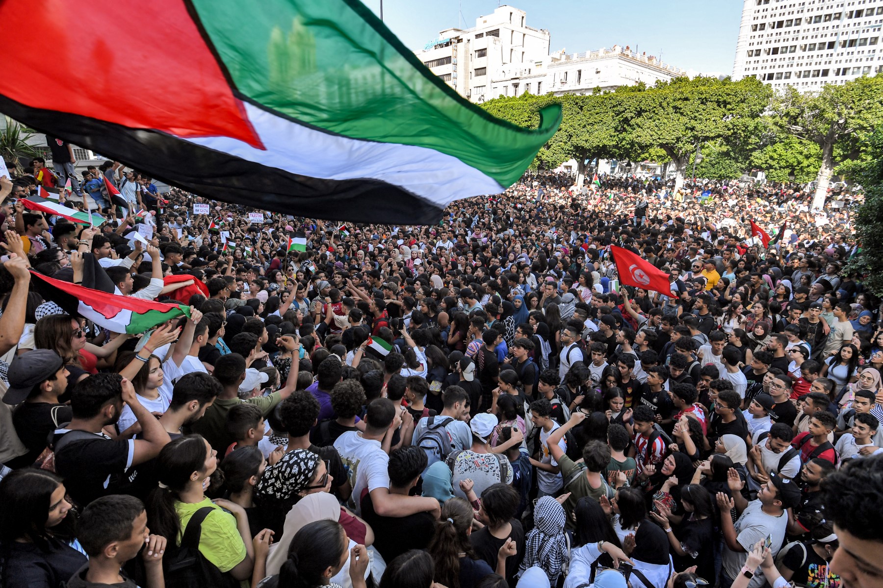 Bombardement d’un hôpital à Gaza: Marche imposante à l’Avenue Habib Bourguiba en soutien à la Palestine