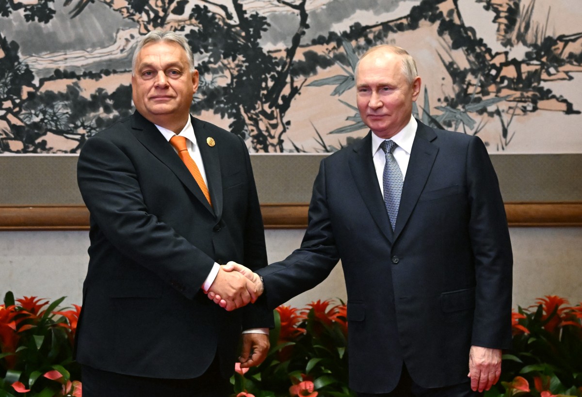 Cette photo de pool distribuée par l'agence publique russe Sputnik montre le président russe Vladimir Poutine rencontrant le Premier ministre hongrois Viktor Orban en marge du troisième Forum de la Ceinture et de la Route à Pékin, le 17 octobre 2023. (Photo Grigory Sysoyev POOL AFP)