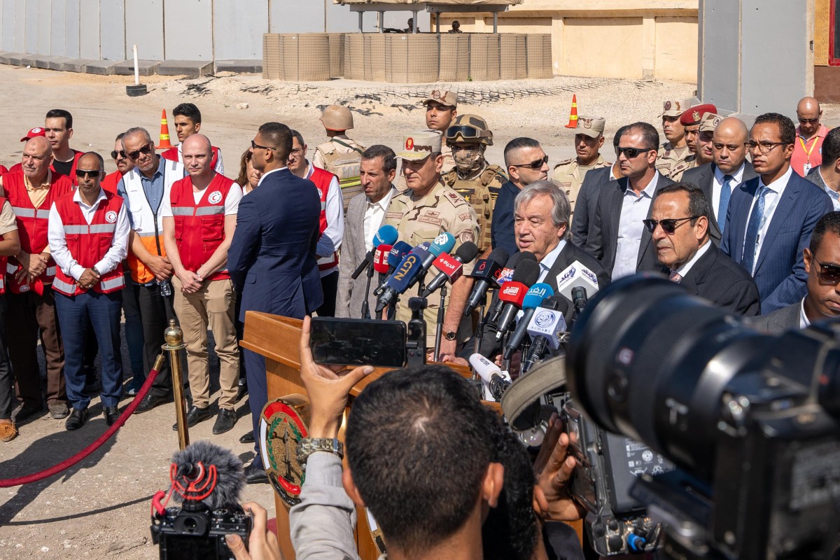 Le Secrétaire général de l'ONU, Antonio Guterres (au centre), donne une conférence de presse du côté égyptien du point de passage de Rafah, à la frontière avec la bande de Gaza, le 20 octobre 2023. (Photo Ali Moustafa AFP)