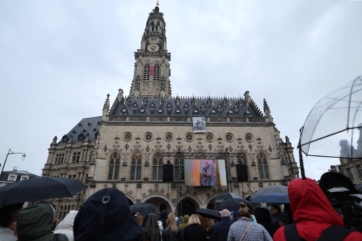 Les funérailles de Dominique Bernard ont débuté à Arras, sous haute surveillance