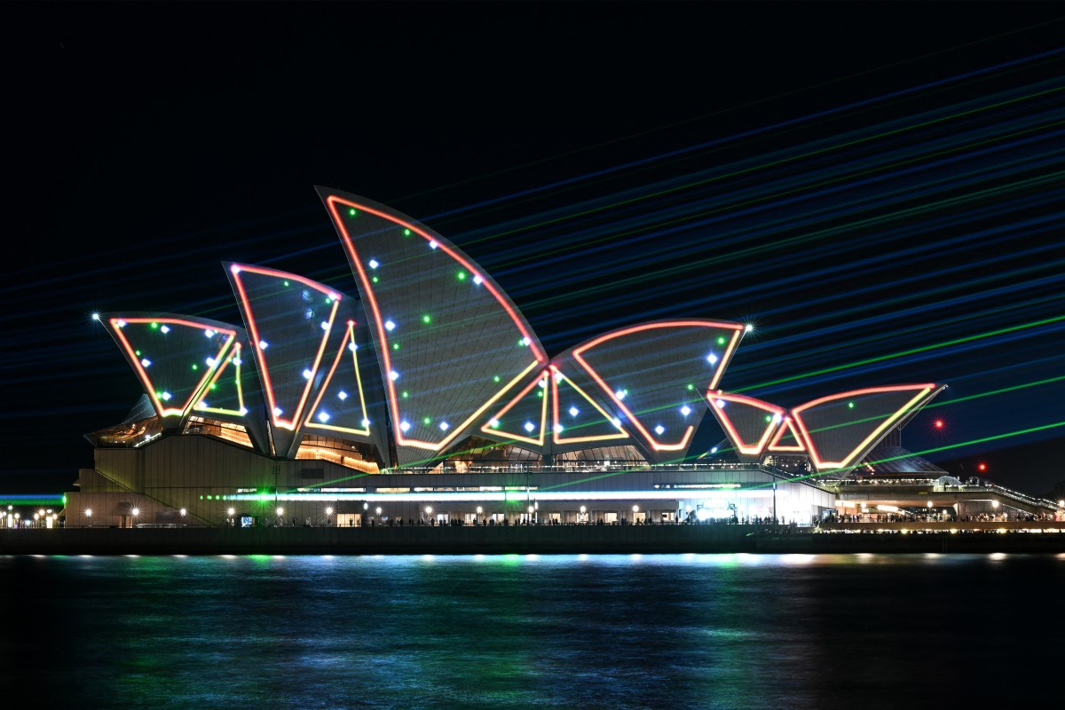 Des rayons laser illuminent les voiles de l'Opéra de Sydney le 20 octobre 2023, lors des célébrations marquant son 50e anniversaire. (Photo Saeed Khan AFP)