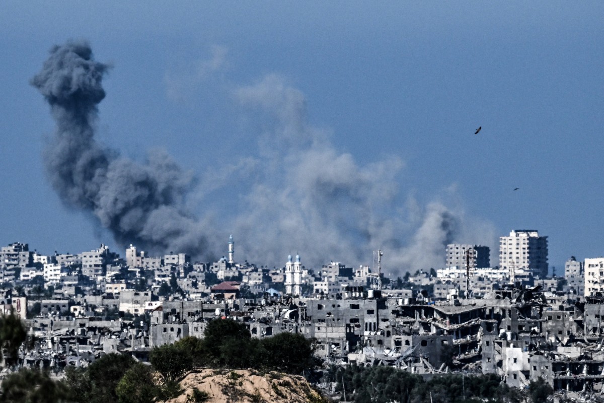 Une photo prise du côté israélien de la frontière avec la bande de Gaza montre de la fumée s'élevant au-dessus de la partie nord-ouest de l'enclave palestinienne lors d'un bombardement israélien le 21 octobre 2023, dans le cadre des batailles en cours entre Israël et le Hamas. (Photo Aris Messinis AFP)