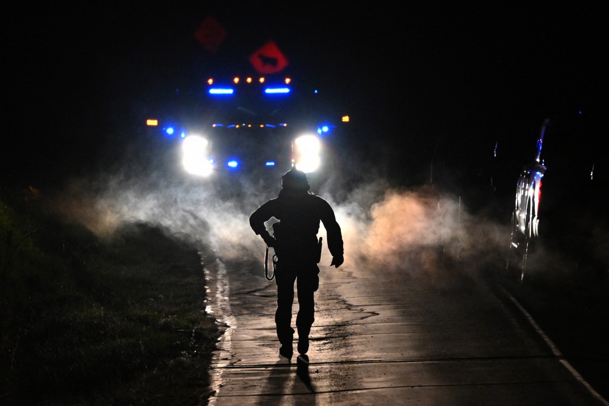 Les forces de l'ordre sont visibles devant la maison du père et du frère du suspect Robert Card à Bowdoin, dans le Maine, le 26 octobre 2023, à la suite d'une fusillade de masse à Lewiston, dans le Maine. (Photo Angela Weiss AFP)