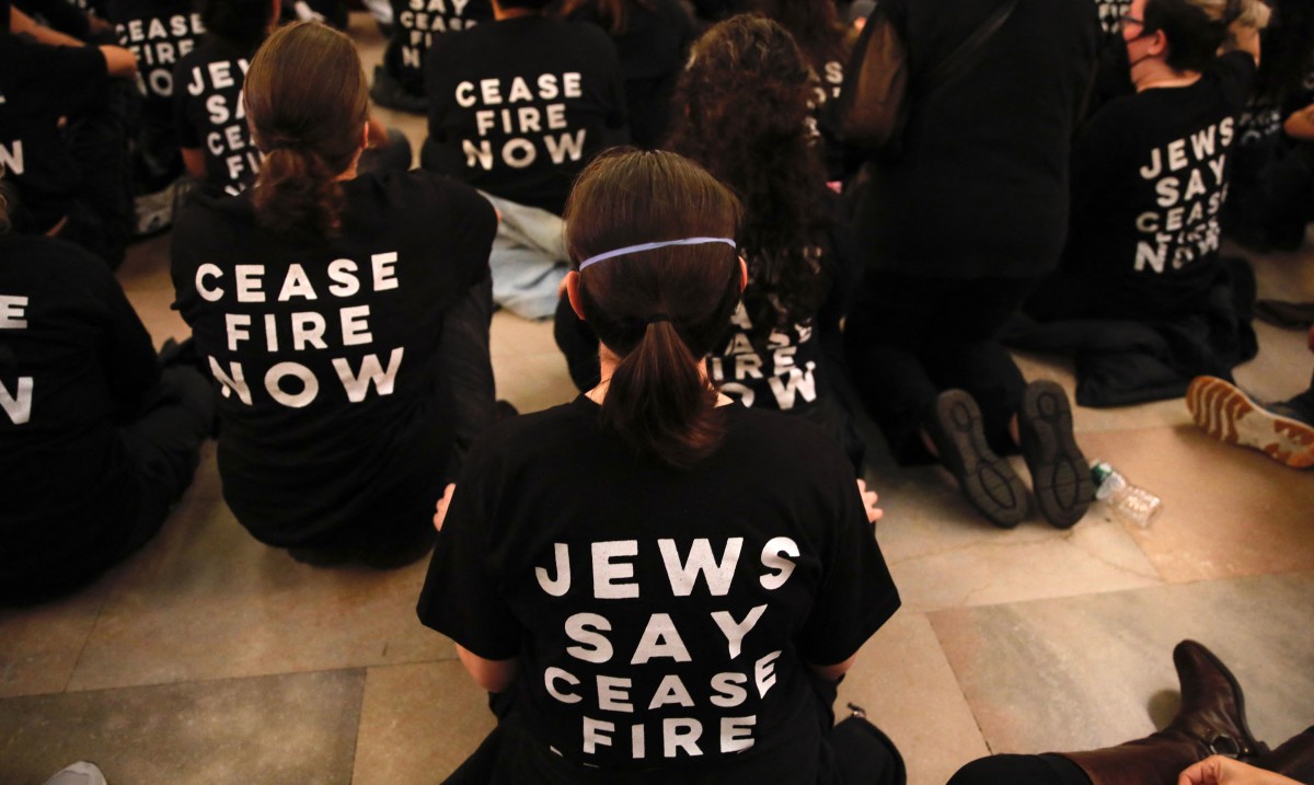 Des personnes manifestent pour demander un cessez-le-feu dans le cadre de la guerre entre Israël et le Hamas, à la gare de Grand Central à New York, le 27 octobre 2023. (Photo Kena Betancur AFP)