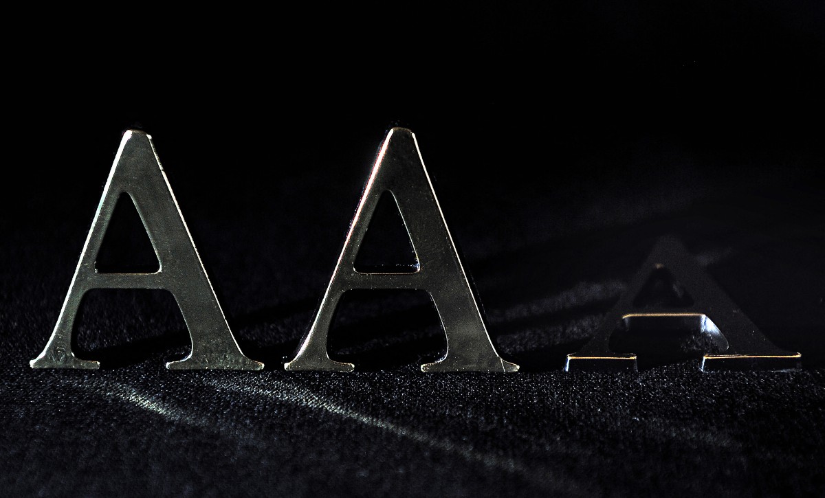 Un gros plan pris le 31 décembre 2011 à Lille montre les lettres triple "A" (AAA). Les trois principales agences de notation - Moody's, Standard and Poor's et Fitch - ont toutes prévenu que la crise mettait en péril les notations de l'UE, la France en particulier étant considérée comme la plus susceptible de perdre son précieux niveau triple A. (Photo Philippe Huguen AFP)