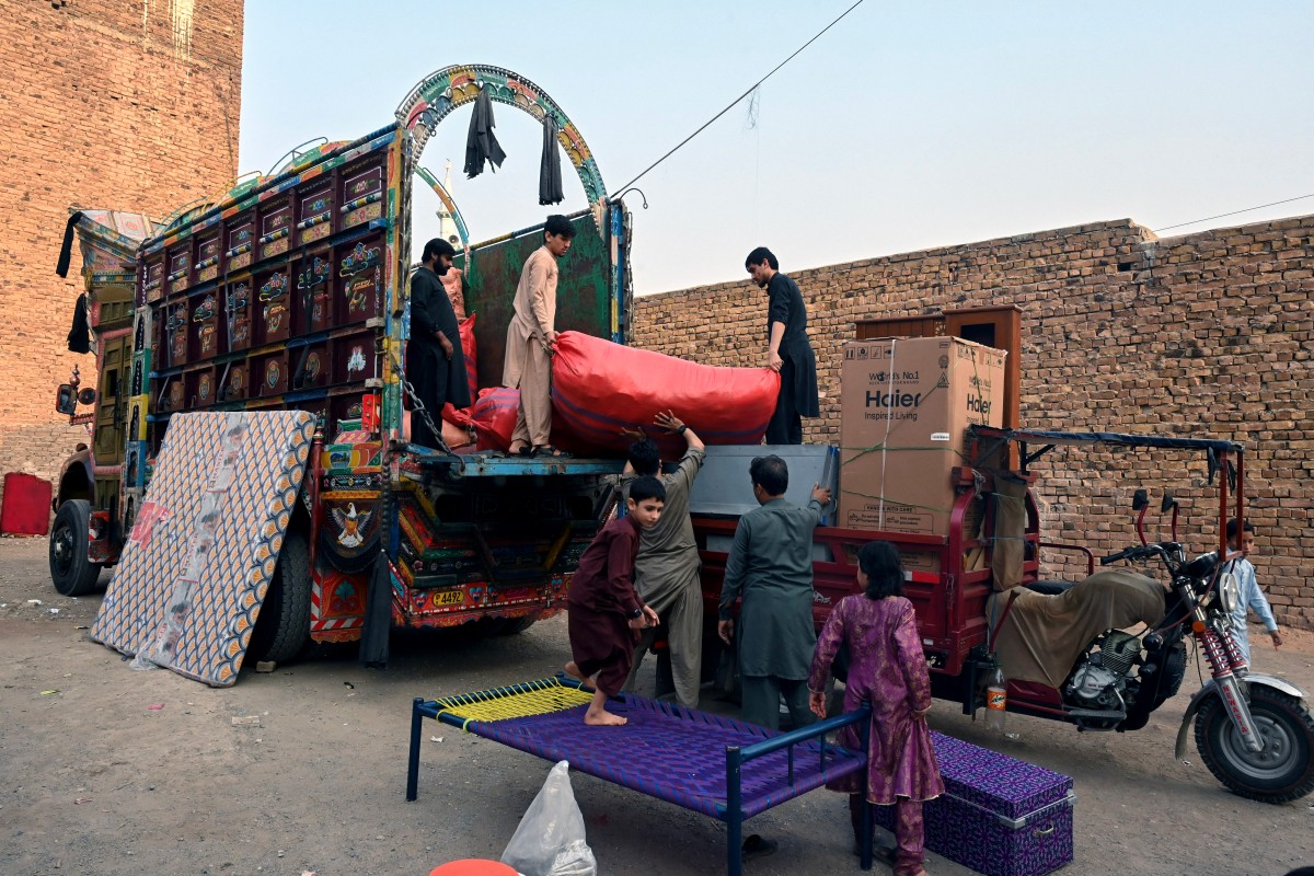 Des milliers d'Afghans quittent le Pakistan, avant la date butoir pour les expulsions