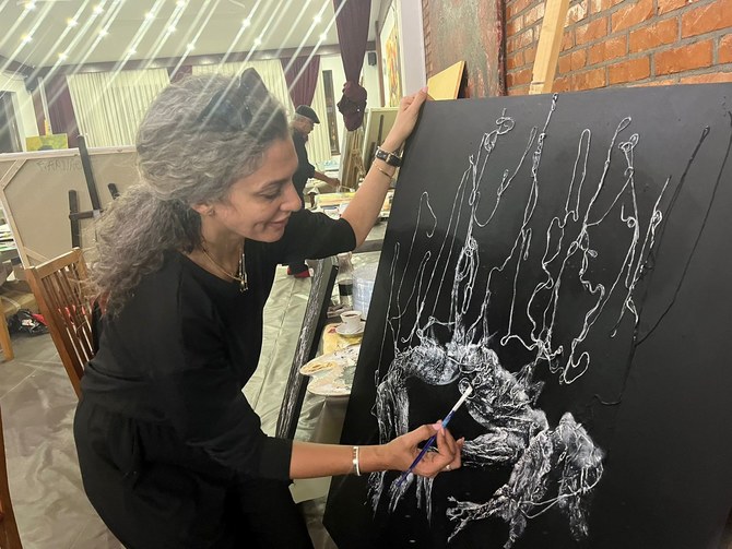 Une artiste saoudienne exprime sa foi et sa culture lors d'une exposition au Kosovo