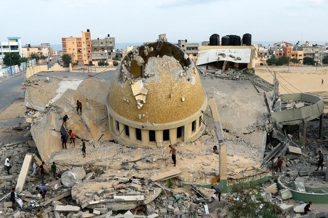 Un Palestinien inspecte une mosquée détruite lors des frappes israéliennes à Khan Younis, dans le sud de la bande de Gaza, le 8 octobre 2023 (Photo, Reuters).