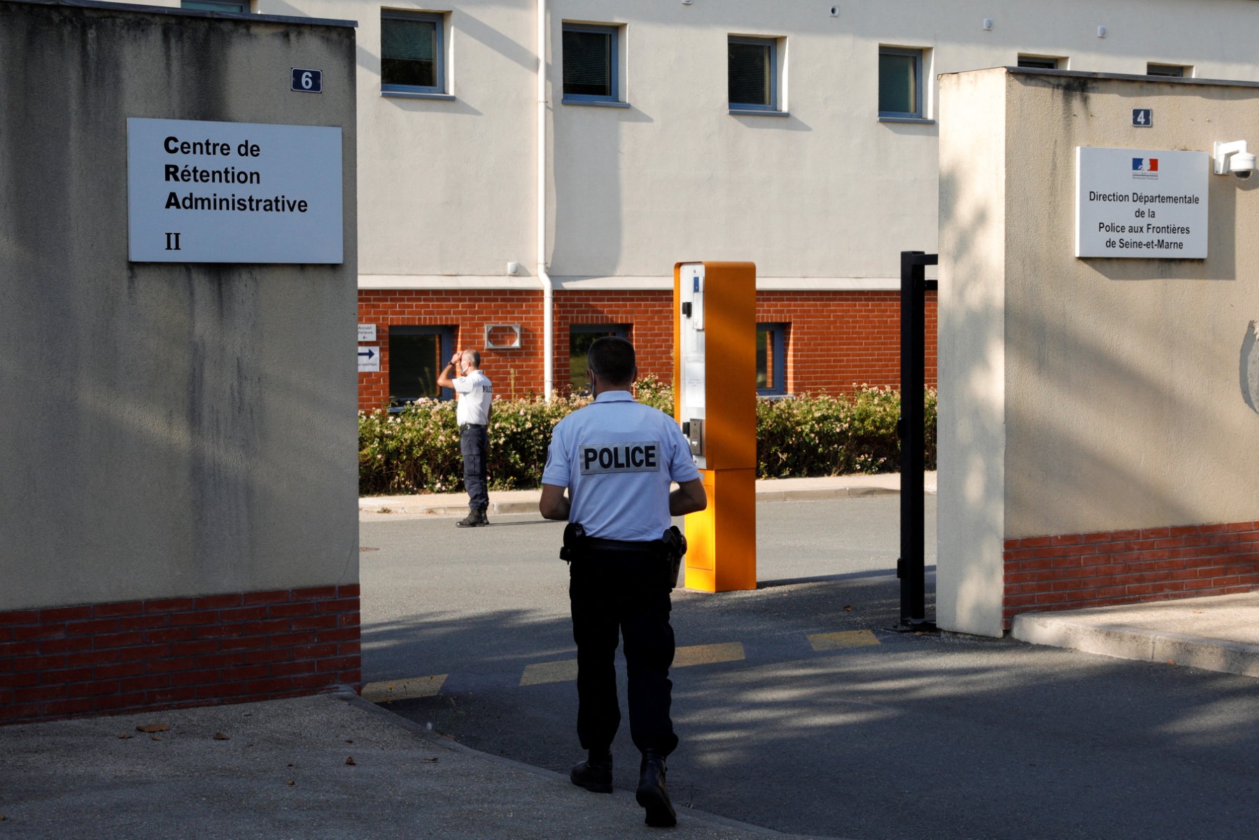 Immigration: Darmanin annonce «doubler» la capacité des centres de rétention à «3000 places»