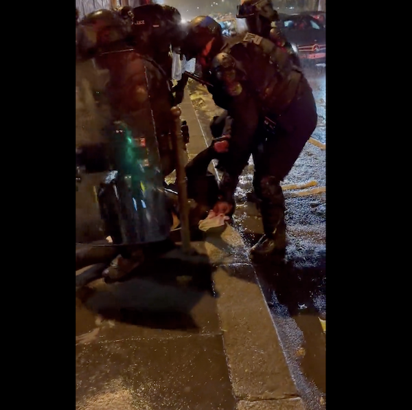 Capture d’écran d’une vidéo de l’interpellation prise du compte https://twitter.com/TaoualitAmar du journaliste Amar Taoualit