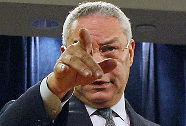 « L'Irak est en violation matérielle de la dernière résolution des Nations unies exigeant son désarmement et la guerre contre le président Saddam Hussein se rapproche », déclarait le secrétaire d’État Colin Powell lors d’une conférence de presse le 19 Décembre 2002. (Photo Tim Sloan / AFP)