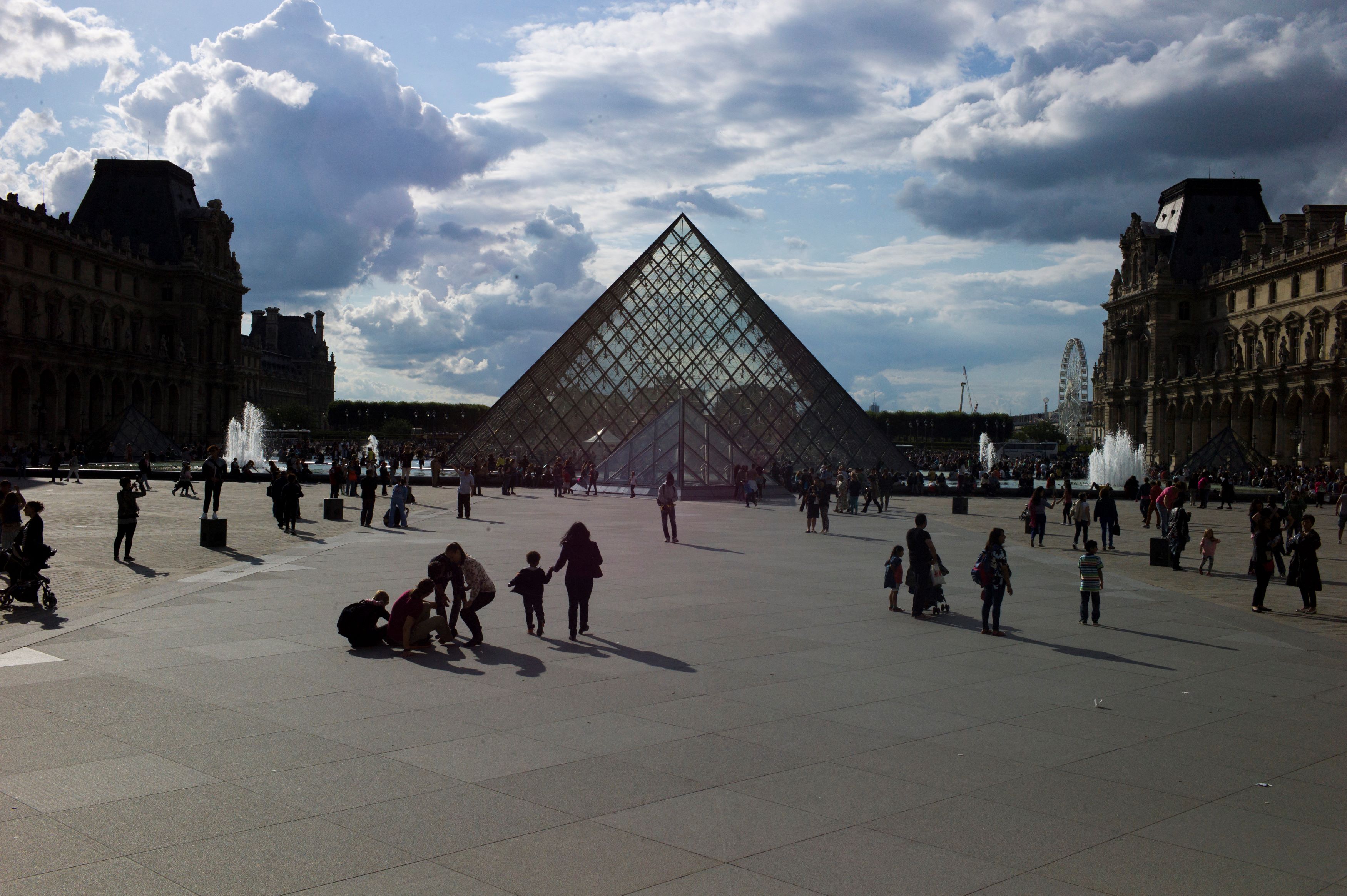 Crainte d'attentat en France: le Louvre évacué et fermé samedi « pour raisons de sécurité»