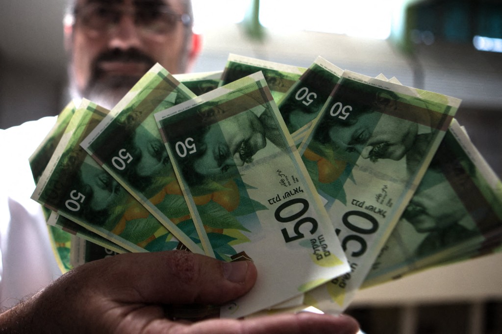 La chute du shekel israélien se poursuit, le dollar s'essouffle