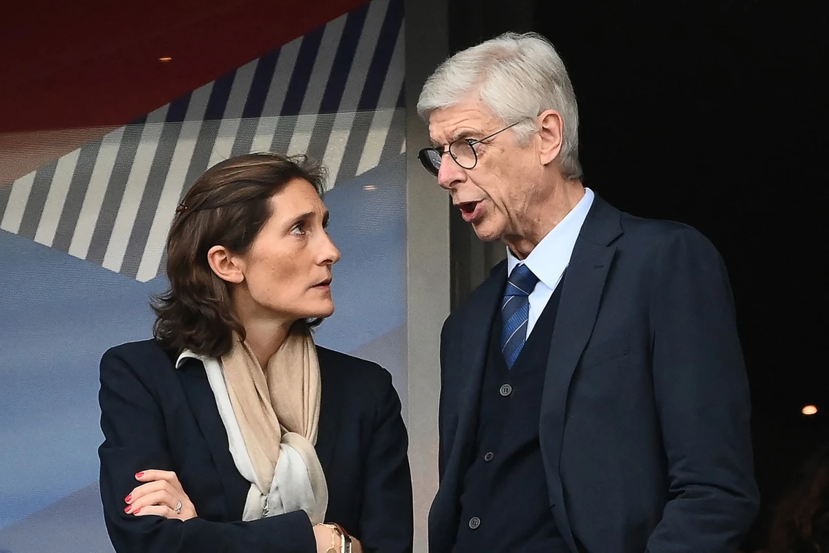 La ministre française des Sports, Amélie Oudea-Castera (G), et le responsable du développement du football mondial de la FIFA, Arsène Wenger, au Stade de France à Saint-Denis, au nord de Paris, le 3 juin 2022. (Photo Franck FIFE / AFP)