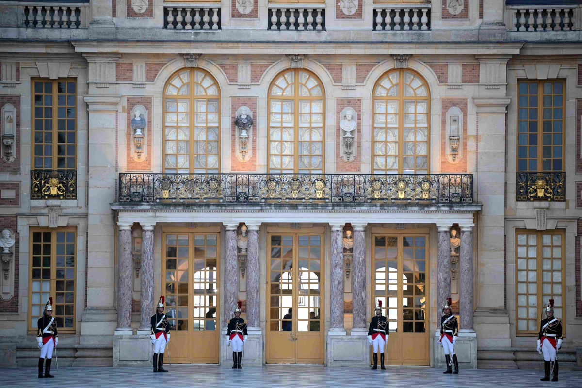 Craintes d'attentat en France: le Louvre et Versailles évacués après des alertes